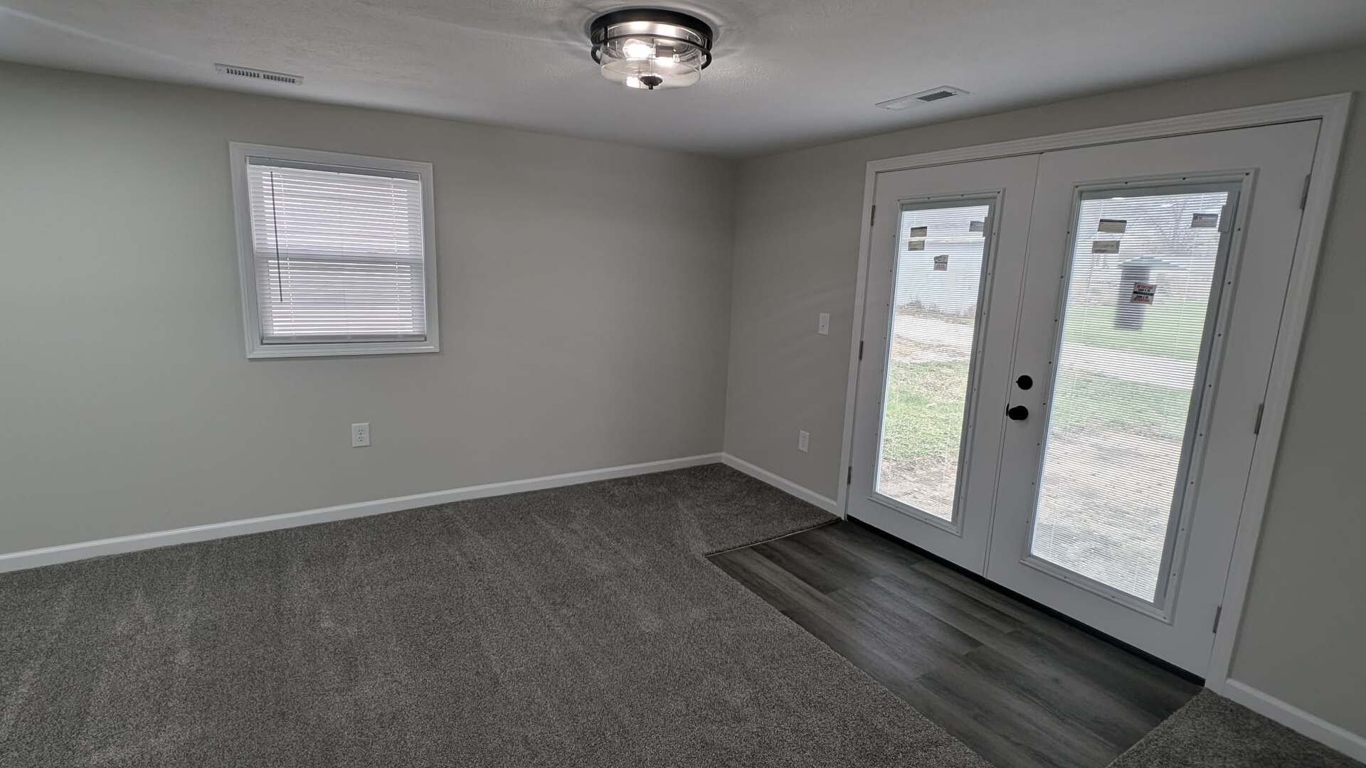 720 East Marion Street Clinton, IL 61727 - Photo 8 of 22 an empty room with window