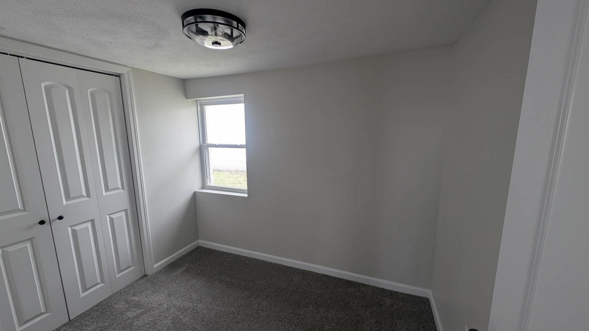 720 East Marion Street Clinton, IL 61727 - Photo 10 of 22 an empty room with a window