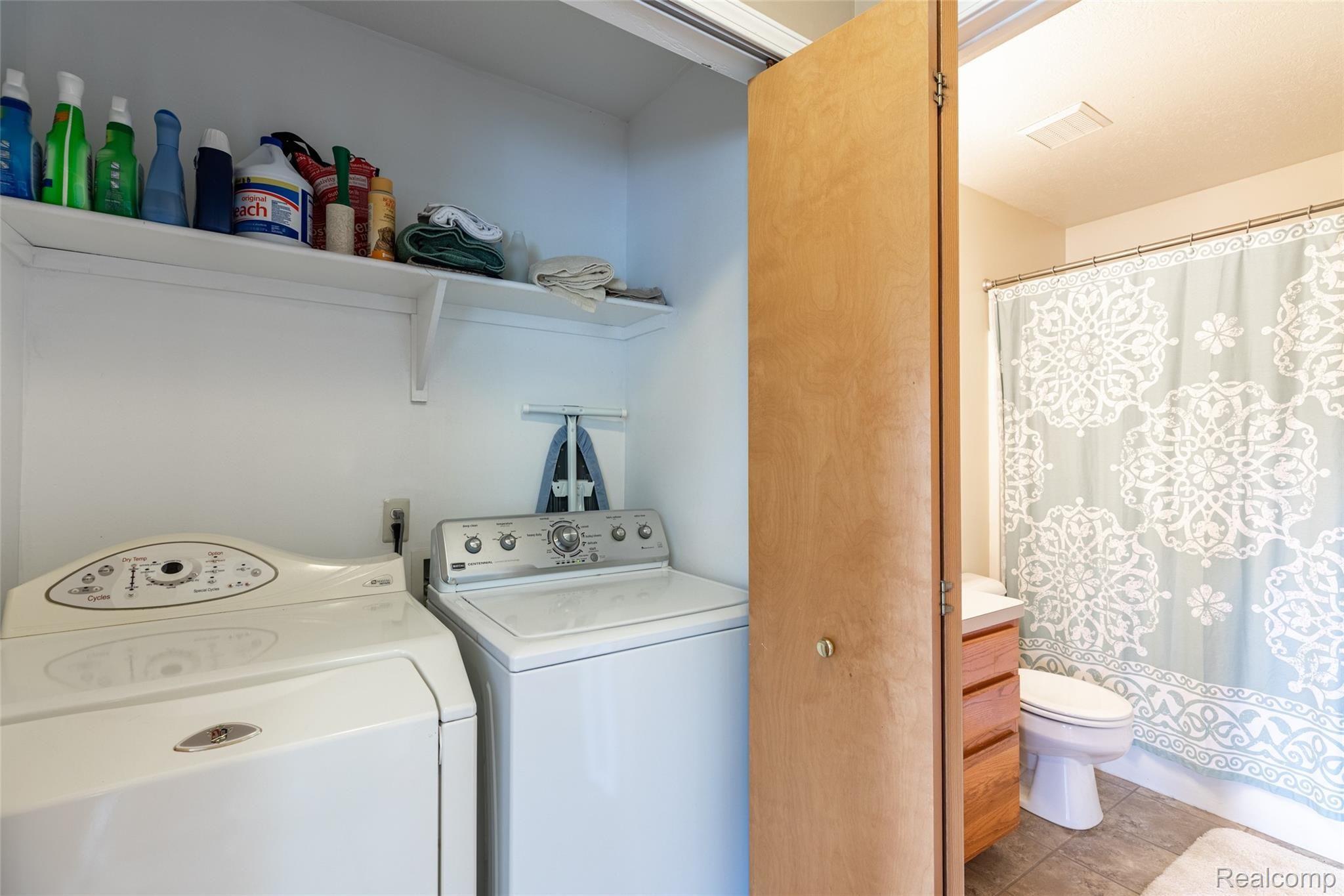 1095 Oakcrest Road Howell, MI 48843 - Photo 27 of 40 36.Laundry