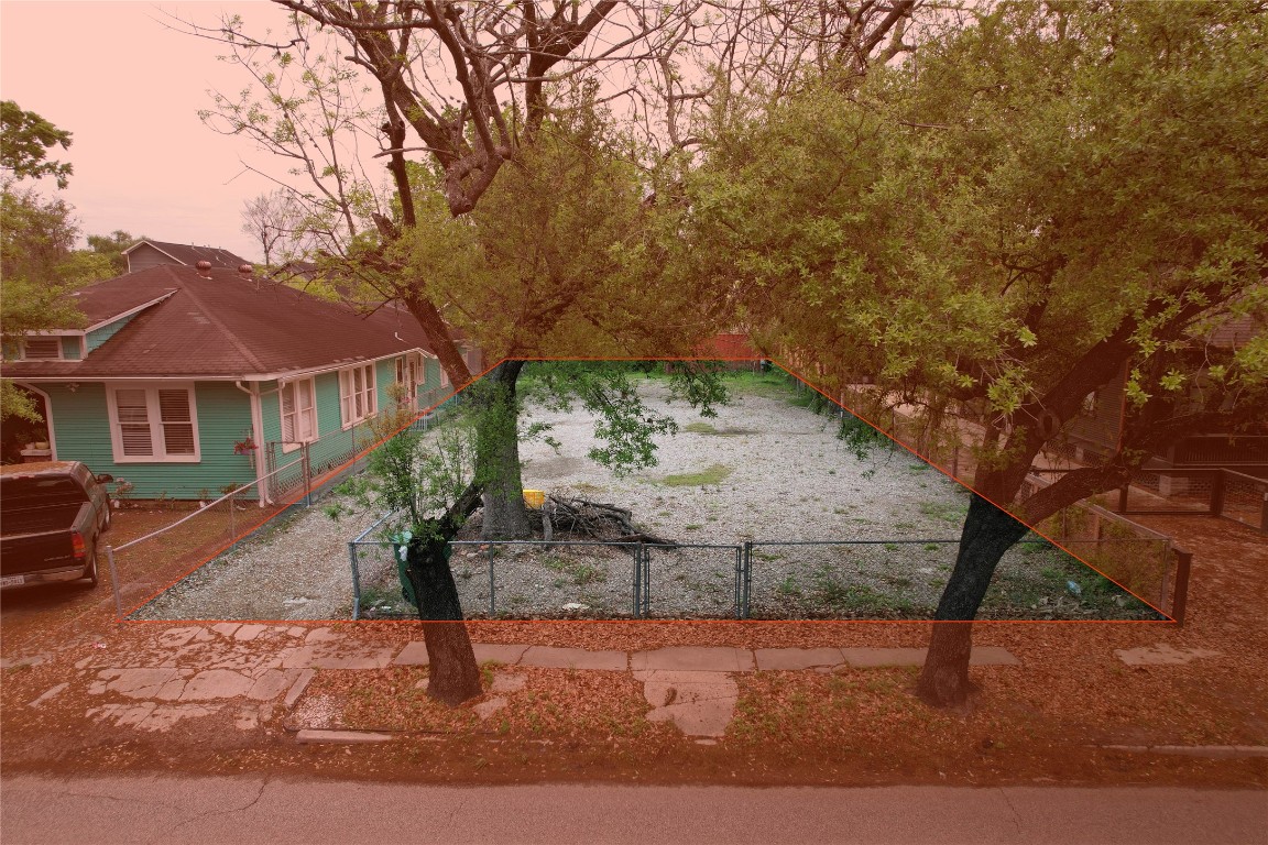 1439 Yale Street Houston, TX 77008 - Photo 2 of 3 front view of house with a yard