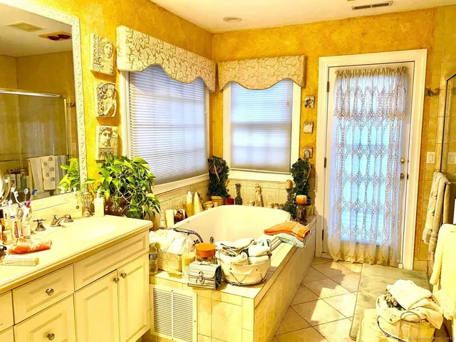 $1,700,000 | 12 Old Mill Lane, Stamford, CT 06902