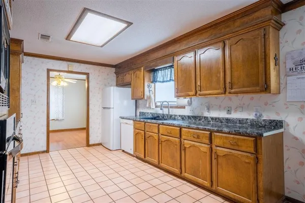 $2,200 | 1317 Waverly Street, Lake Charles, LA 70605