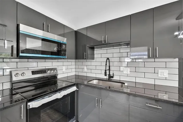 $3,000 | 2401 42nd Street South, St. Petersburg, FL 33711