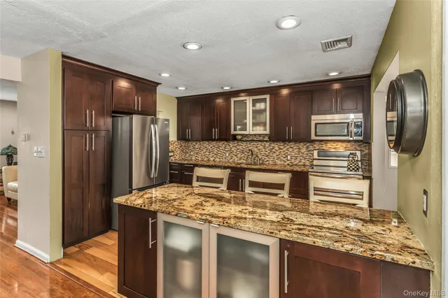 $1,088,888 | 29 Elmwood Court, Plainview, NY 11803