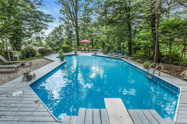 $1,088,888 | 29 Elmwood Court, Plainview, NY 11803