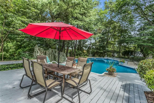 $1,088,888 | 29 Elmwood Court, Plainview, NY 11803