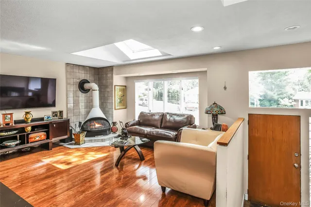 $1,088,888 | 29 Elmwood Court, Plainview, NY 11803