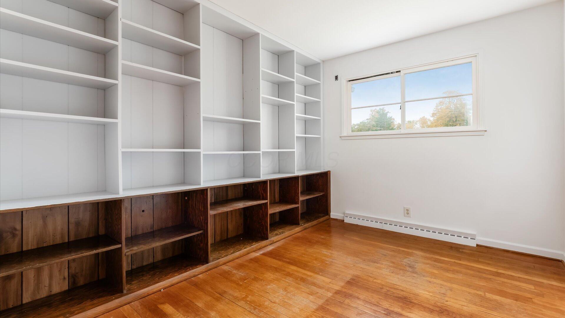 3250 Dale Road Zanesville, OH 43701 - Photo 18 of 27 3rd bedrom, also could be an office with all the built in shelving