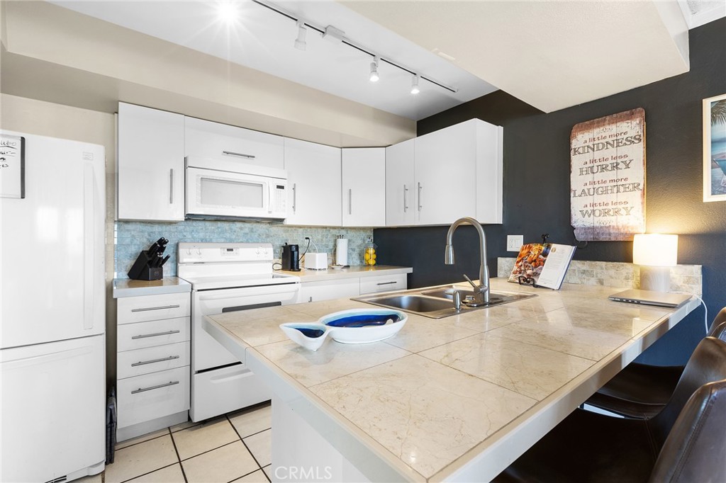 3606 Vista Rey, Unit 31 Oceanside, CA 92057 - Photo 12 of 50 Plenty of counter space