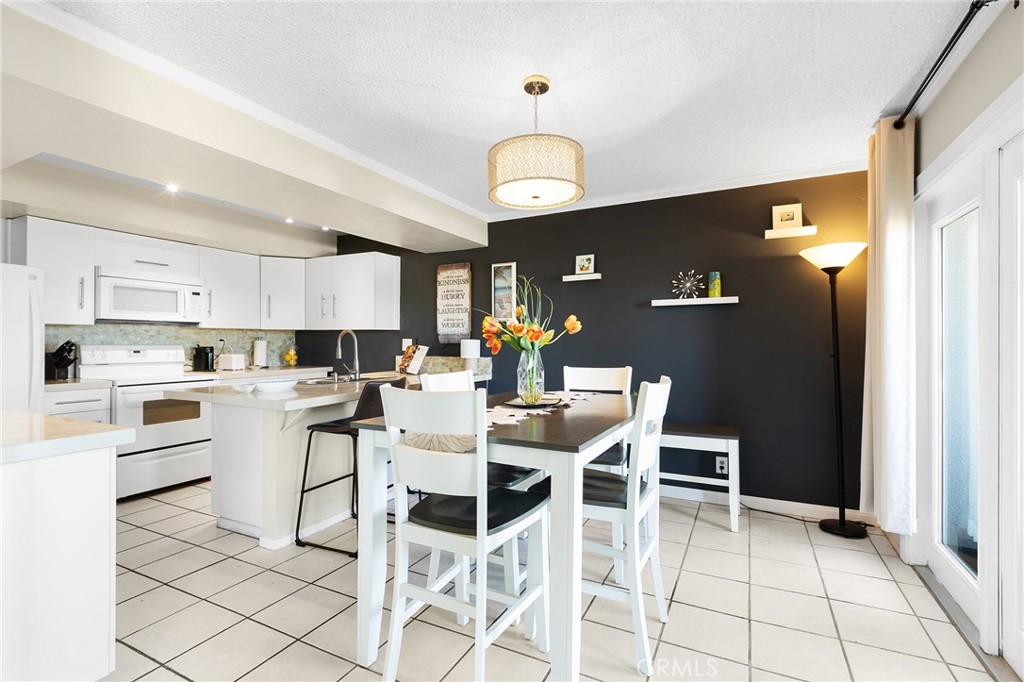 3606 Vista Rey, Unit 31 Oceanside, CA 92057 - Photo 6 of 50 Kitchen and dining room