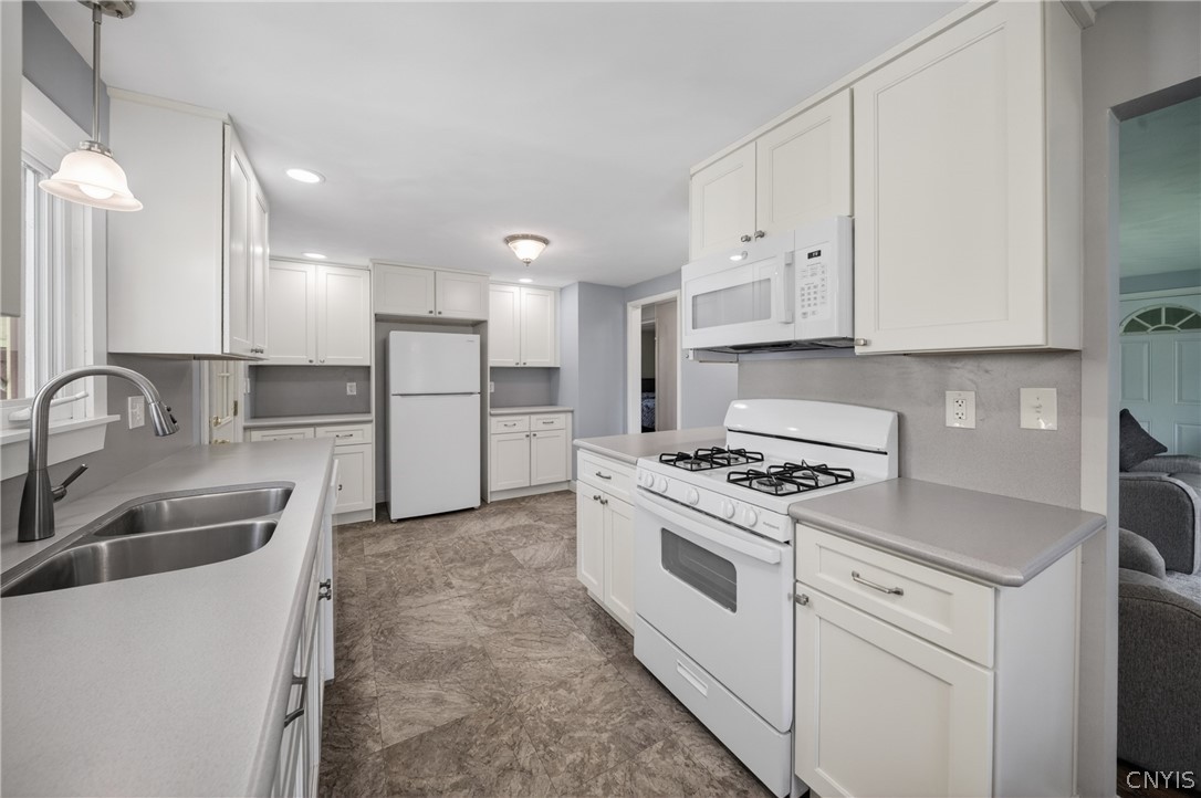 313 South Terry Road Syracuse, NY 13219 - Photo 7 of 30