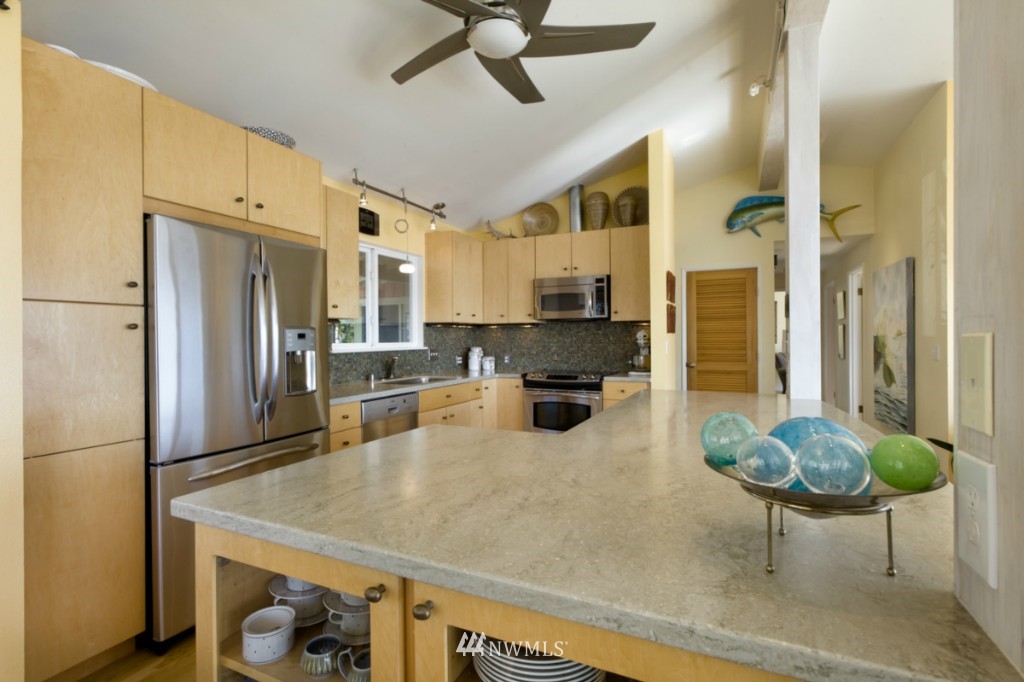 15609 Shanahan Road Southwest Vashon, WA 98070 - Photo 5 of 15 Gallery Image 5