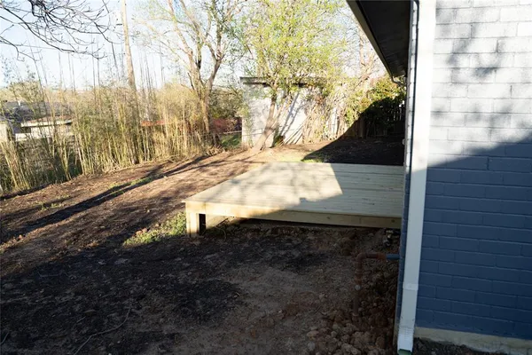 a front view of house with yard