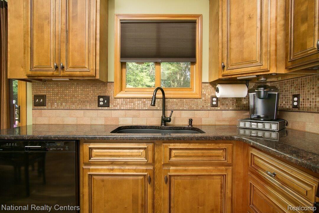 14429 Hess Road Holly, MI 48442 - Photo 13 of 34 Check out all that counter space!