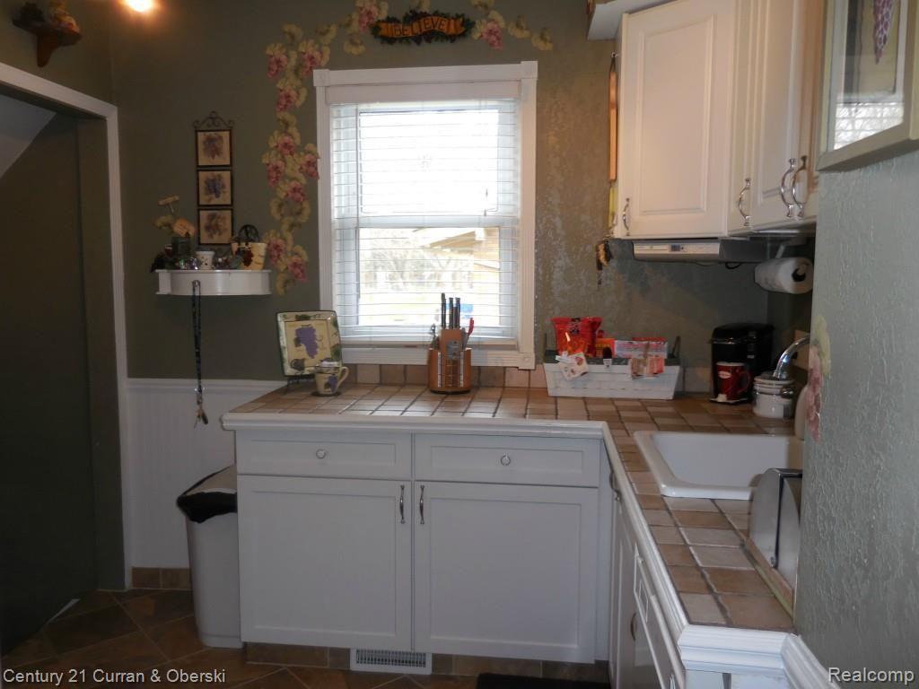 18845 Merriman Road Livonia, MI 48152 - Photo 17 of 43 UPDATED KITCHEN
