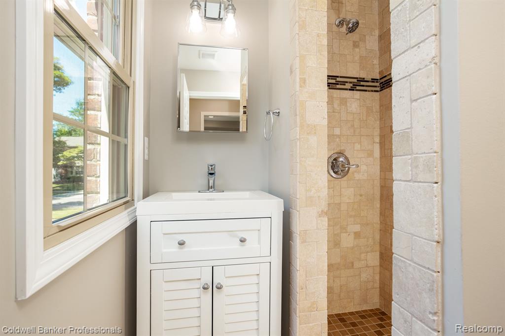 459 La Belle Road Grosse Pointe Farms, MI 48236 - Photo 13 of 29