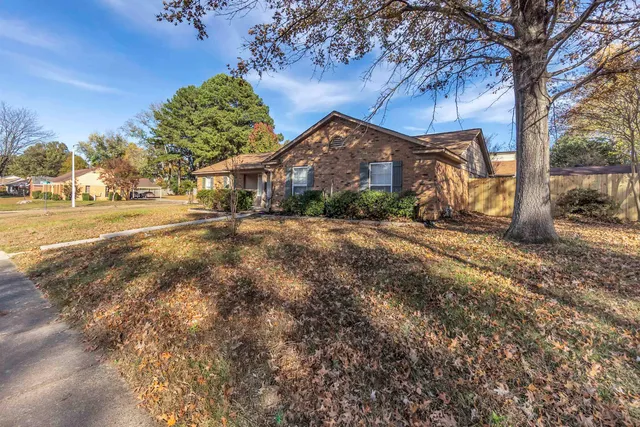 a view of a house with a yard