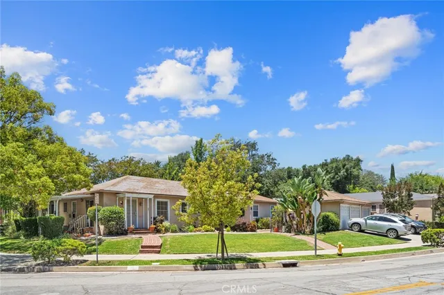 a view of a house with a yard