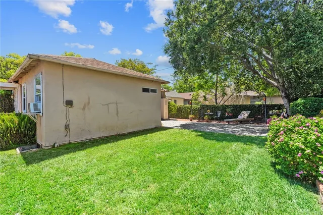 a view of a backyard with sitting area