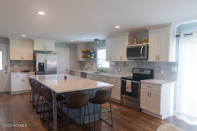 3620 Country Club Road Morehead City, NC 28557 - Photo 4 of 26 Large island in kitchen
