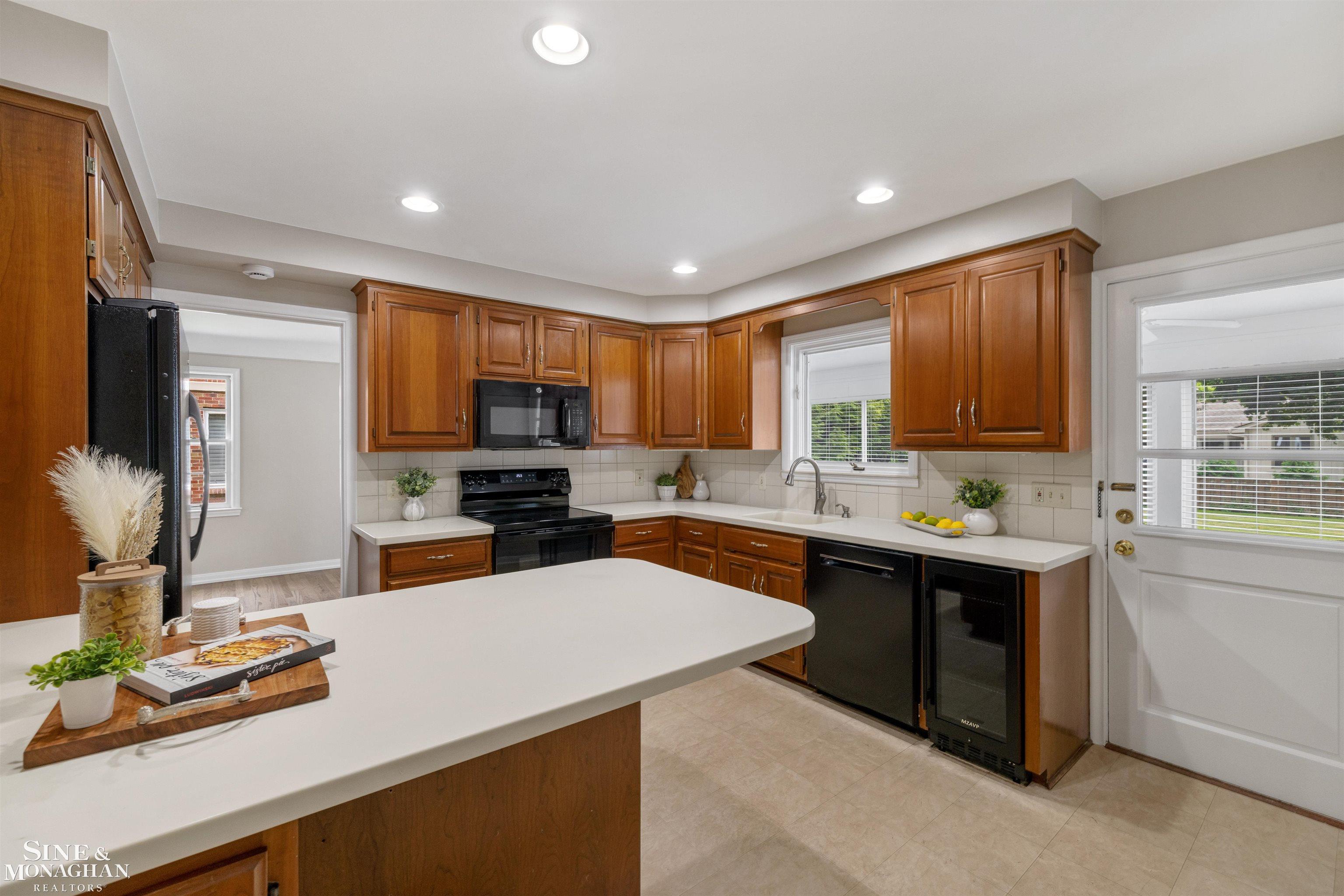 581 Hampton Road Grosse Pointe Woods, MI 48236 - Photo 15 of 60