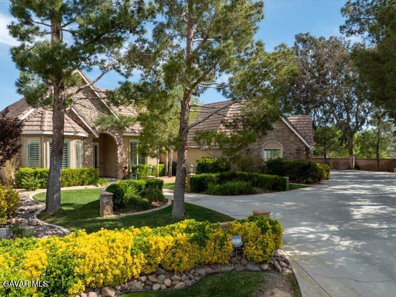 4107 Paddock Way Lancaster, CA 93536 - Photo 40 of 49 a view of a garden with plants