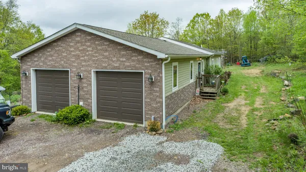 a view of a house with backyard