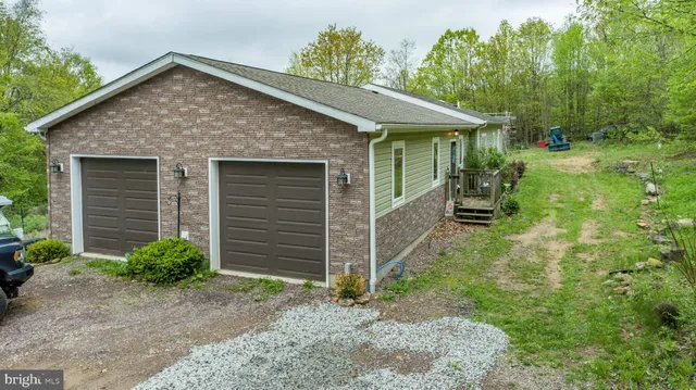 a view of a house with backyard