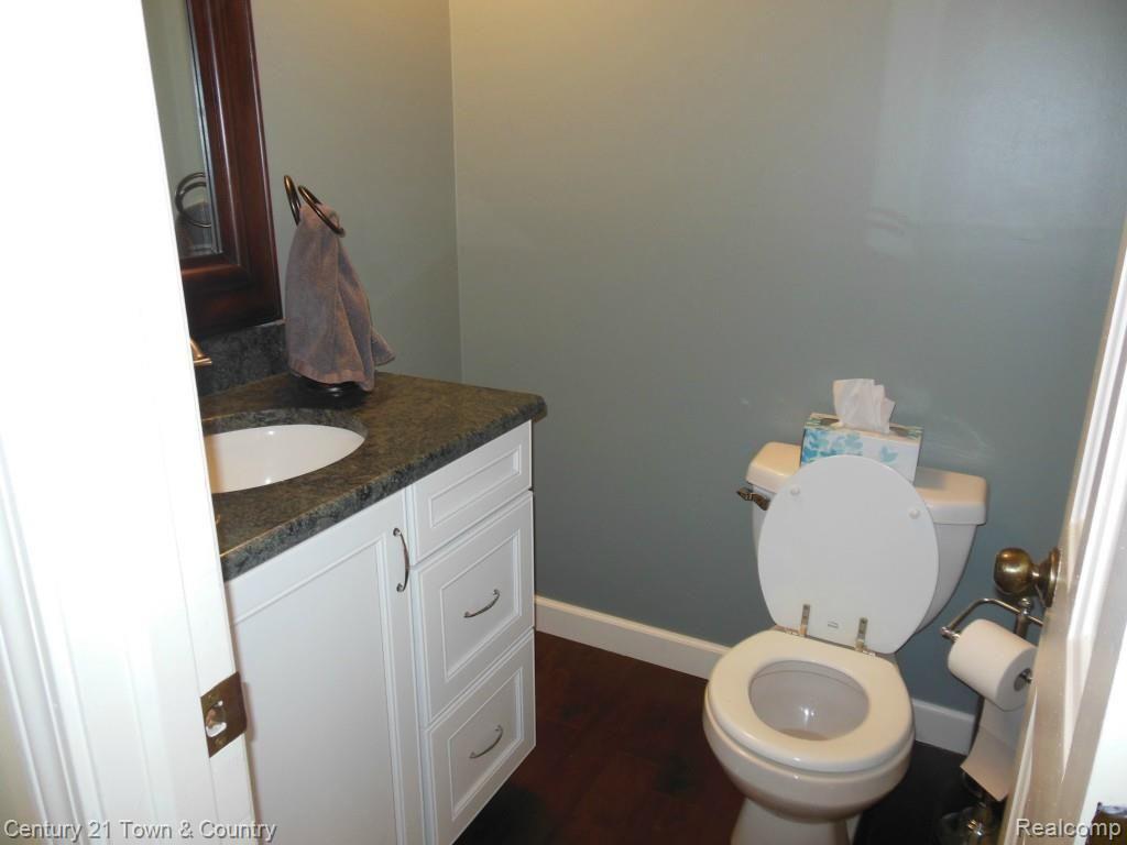 400 Tanglewood Drive Rochester, MI 48309 - Photo 7 of 52 012.jpg