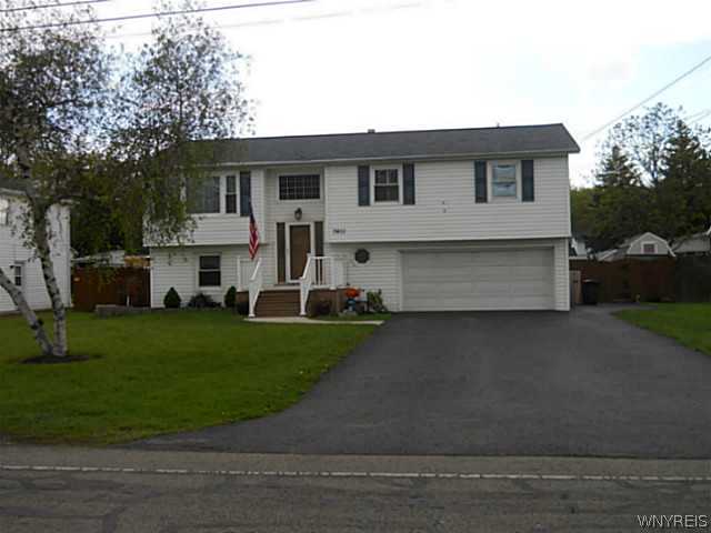 7431 Greenview Road Niagara, NY 14304 - Photo 1 of 1 Exterior Front. Home has great curb appeal and mai