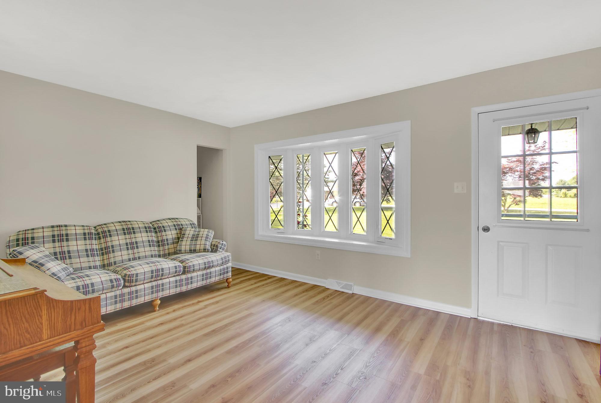 194 Sugarboot Lane Hanover, PA 17331 - Photo 2 of 27 Main level Living Room