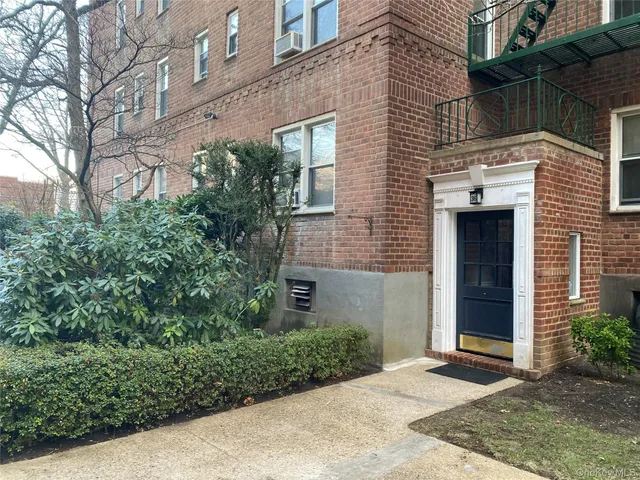 $164,000 | 36 Cathedral Avenue, Unit 2C, Hempstead, NY 11550