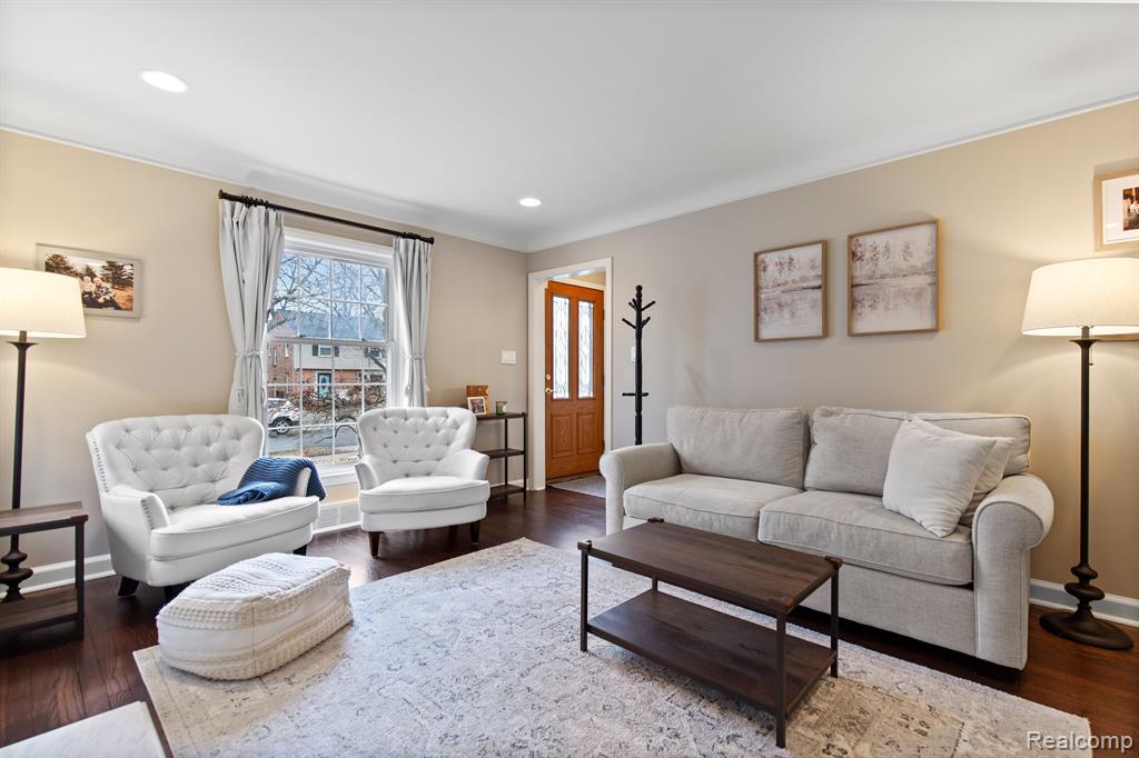 1395 Roslyn Road Grosse Pointe Woods, MI 48236 - Photo 4 of 43