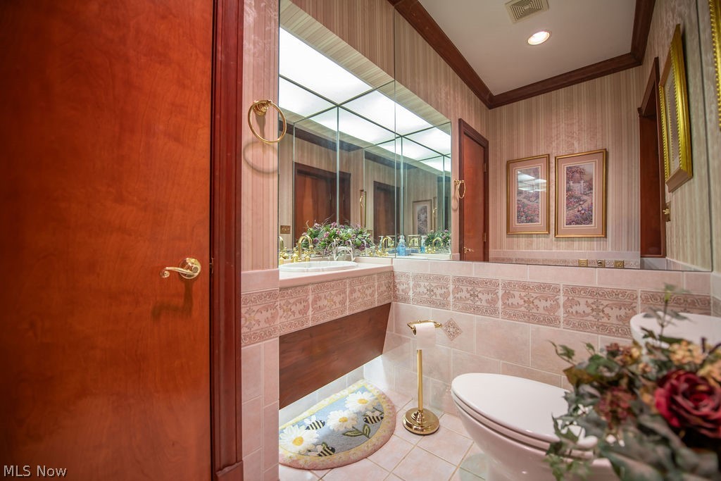 2009 Lakewood Road Southwest Sherrodsville, OH 44675 - Photo 37 of 47 Full bathroom on upper level