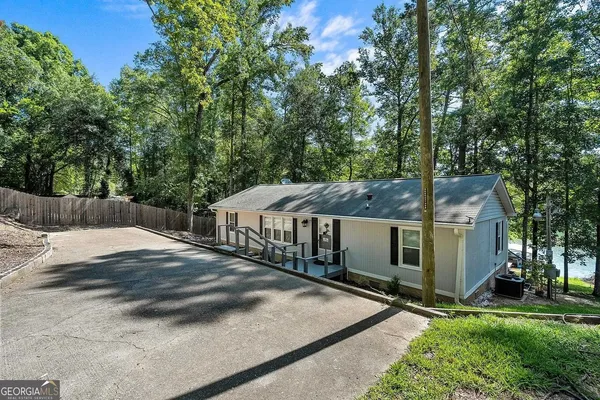 a view of a yard in front of house