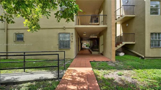 a view of a back yard