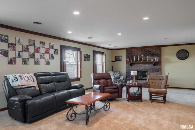 $390,000 | 3235 Crossroad School Road, Eldorado, IL 62930