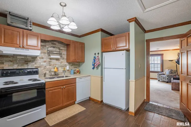 $390,000 | 3235 Crossroad School Road, Eldorado, IL 62930