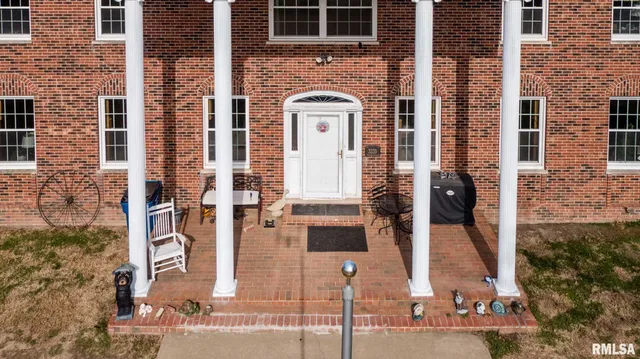 $390,000 | 3235 Crossroad School Road, Eldorado, IL 62930