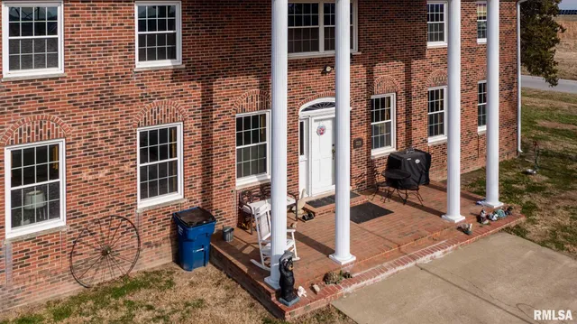 $390,000 | 3235 Crossroad School Road, Eldorado, IL 62930