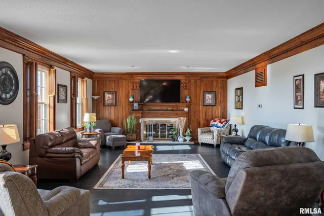 $390,000 | 3235 Crossroad School Road, Eldorado, IL 62930