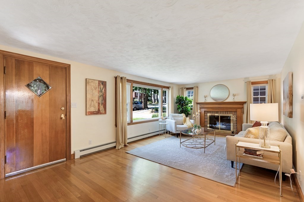 8 Locksley Road Lynnfield, MA 01940 - Photo 8 of 29 Gallery Image 8