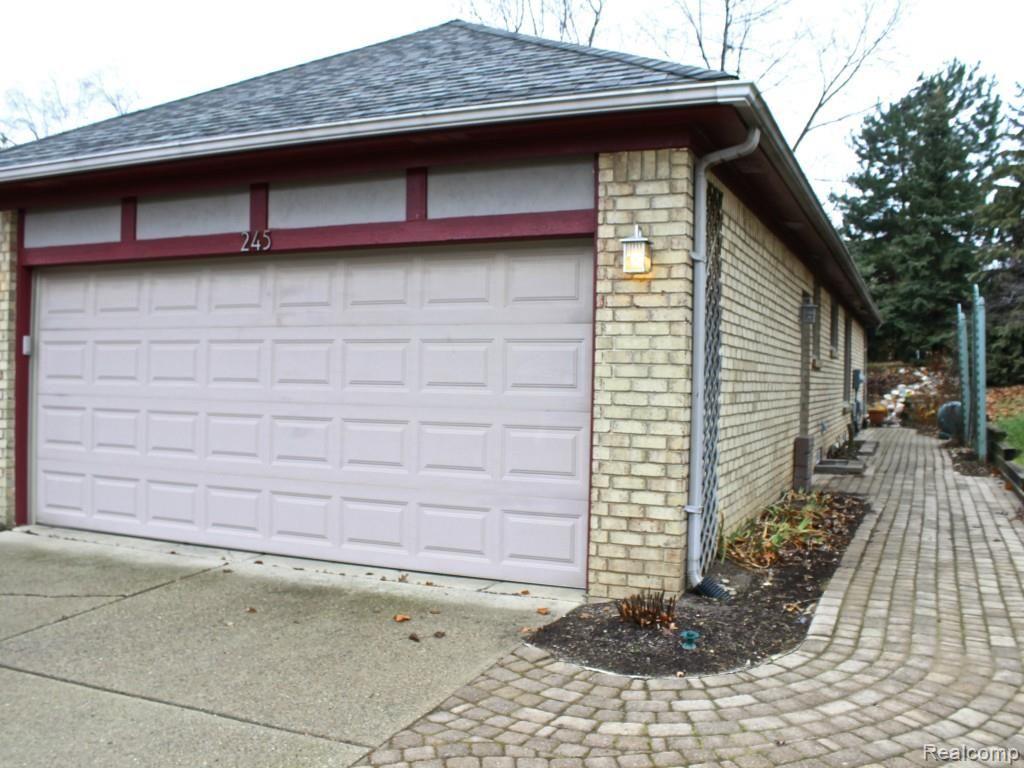 245 Pepper Tree Lane Rochester, MI 48309 - Photo 8 of 72 IMG_0229.jpg