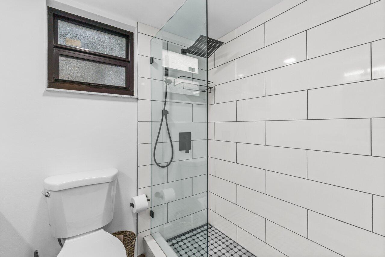 13334 Polo Club Road, Unit 207 Wellington, FL 33414 - Photo 5 of 22 Restroom