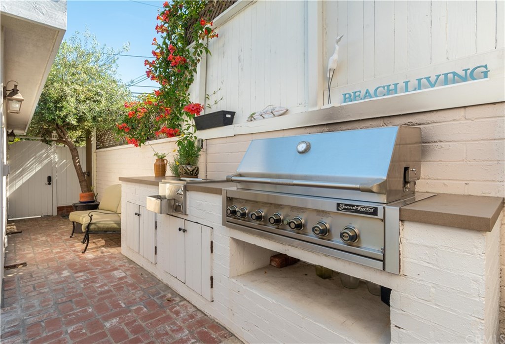 528 24th Street Manhattan Beach, CA 90266 - Photo 4 of 29 Great entertainers yard