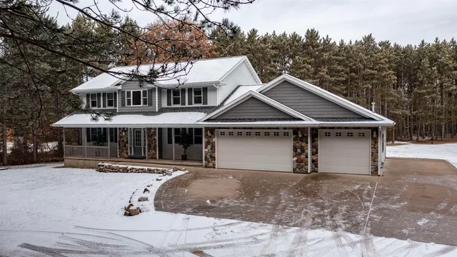 $689,900 | E1400 Stratton Lake Road, Waupaca, WI 54981