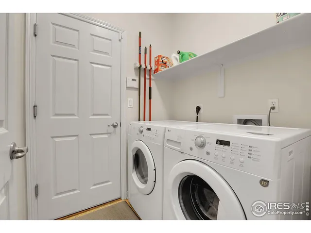a view of kitchen with washer and dryer