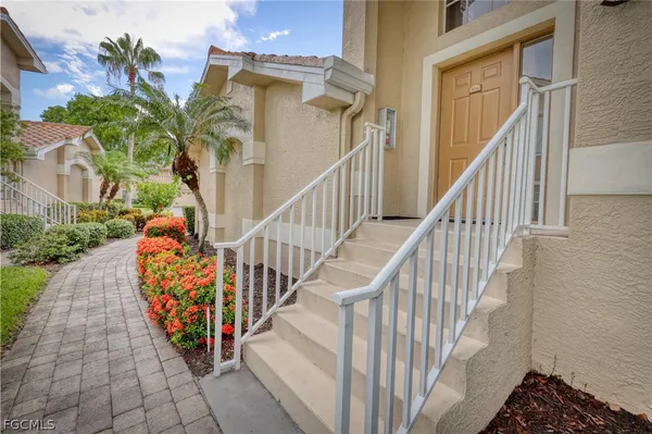 a view of entryway with a front door