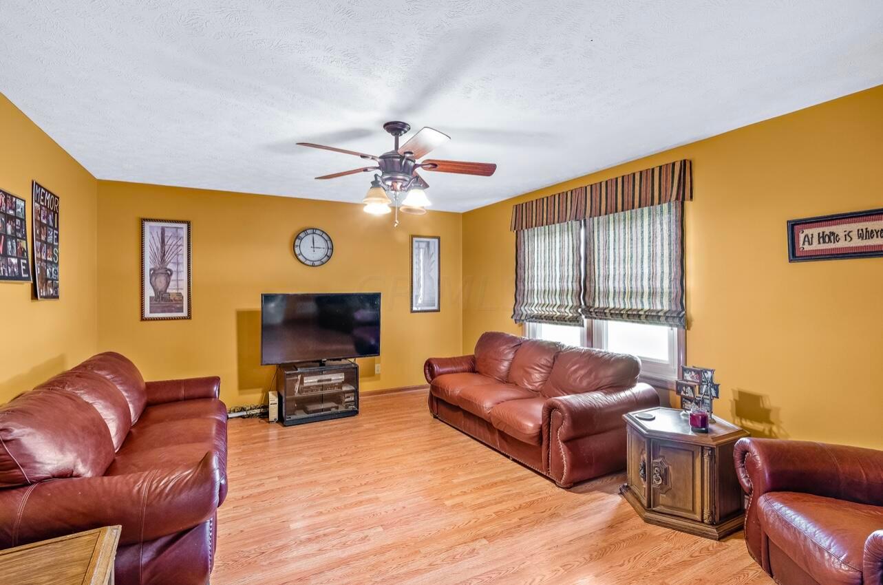 2918 Winnemac Pike La Rue, OH 43332 - Photo 21 of 38 Living Room