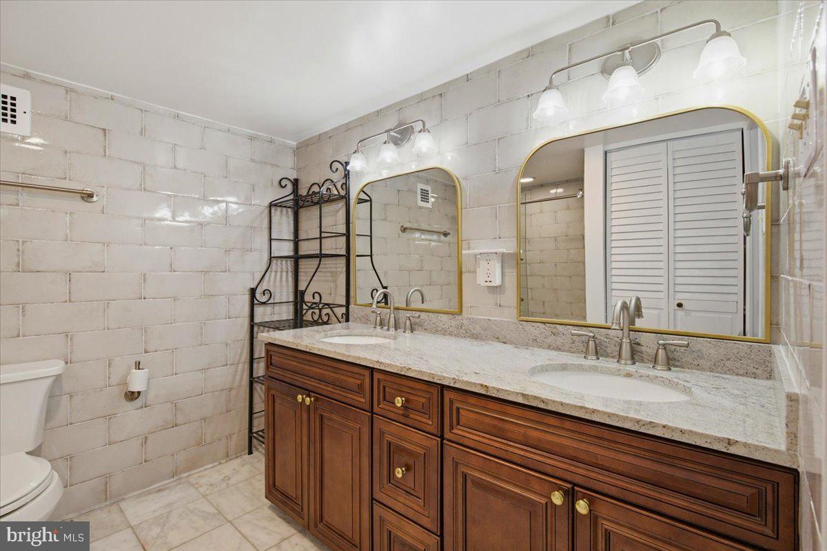 700 7th Street Southwest, Unit 827 Washington, DC 20024 - Photo 8 of 32 Elegant bathroom with modern finishes.